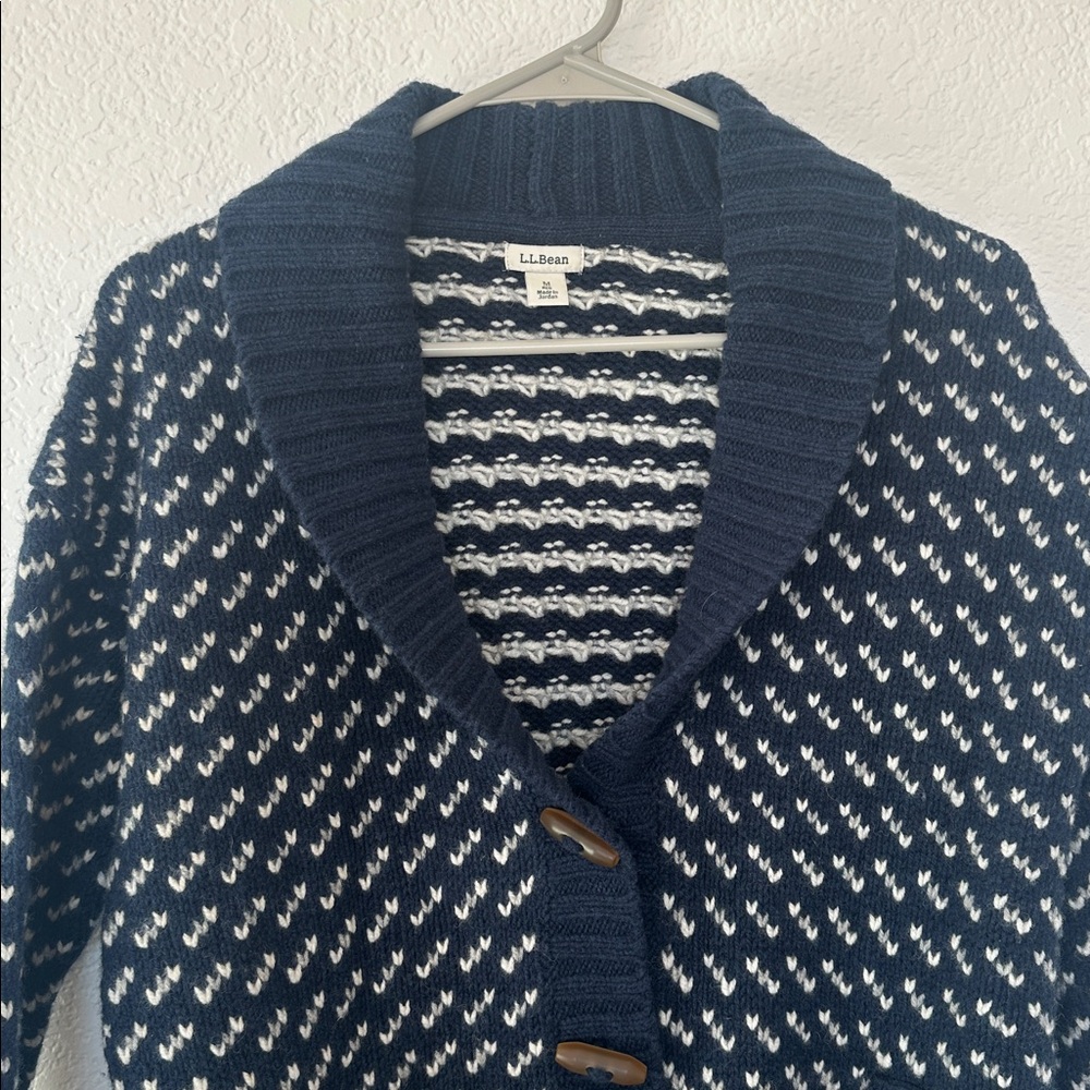L.L. Bean Navy and Cream 100% lambs wool Ragg toggle button cardigan sweater! - Picture 8 of 10